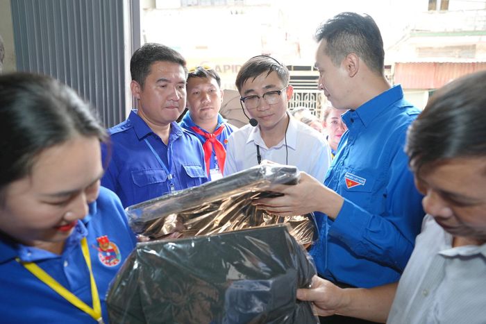 Đoàn tham quan, trải nghiệm nghề dát vàng bạc, nghề may da truyền thống tại làng nghề Kiêu Kỵ. Ảnh: Thùy Dương