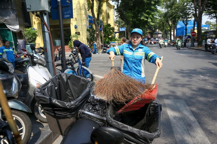Các tuyến phố quanh khu vực hồ Hoàn Kiếm có lượng rác phát sinh hằng ngày không nhỏ, phương tiện qua lại đông đúc, khiến công việc vệ sinh môi trường gặp nhiều áp lực. Ảnh: Khánh Huy