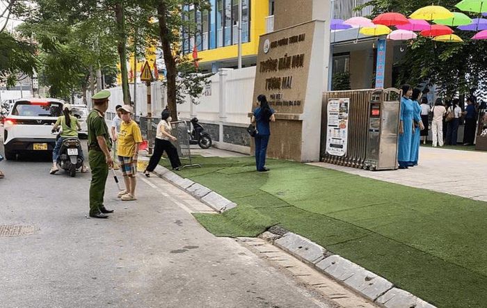 Lực lượng chức năng phường Tương Mai tăng cường tuần tra, kiểm tra, xử lý các trường hợp vi phạm tại cổng Trường Mầm non Tương Mai. Ảnh: Vân Nhi.