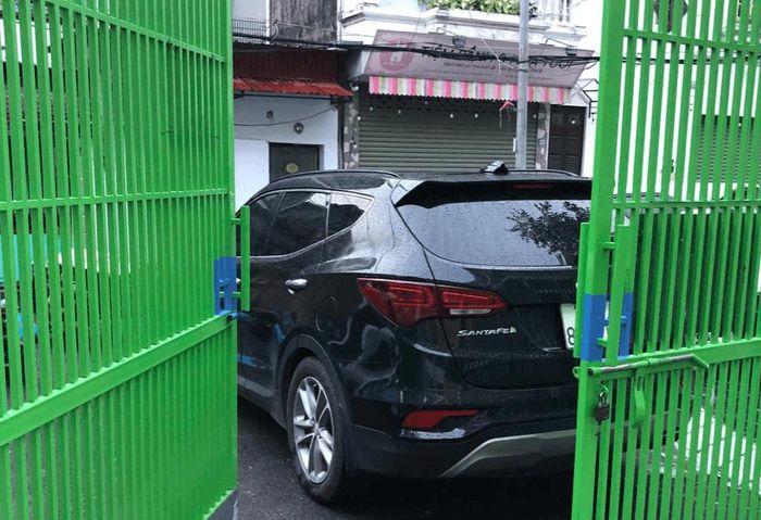Xe ô tô dừng đỗ chắn cổng Trường Mầm non Tương Mai phân hiệu 1. Ảnh: Người dân cung cấp.