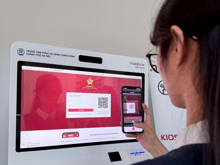 Người dân thao tác tại Kiosk thông minh. Ảnh: PV