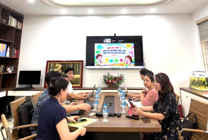 Một buổi dự giờ trực tuyến của các thầy, cô giáo Trường THCS Hoàng Liệt. Ảnh: PV