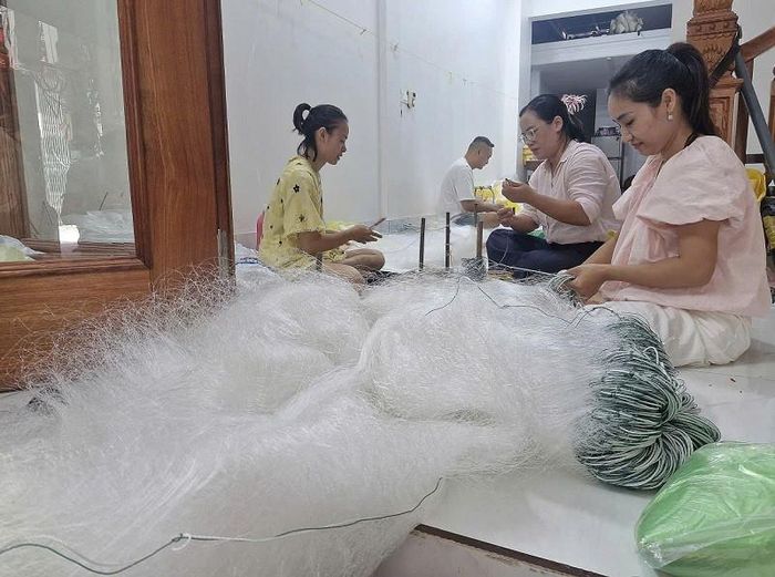 Người dân tại làng nghề đan lưới truyền thống ở thôn Trần Phú tập trung sản xuất, tạo ra những sản phẩm lưới cước đảm bảo chất lượng phục vụ lễ hội, với kỳ vọng sản phẩm đặc trưng của làng nghề sẽ được kết nối, mở rộng thêm kênh tiêu thụ, nâng cao hiệu quả kinh tế.