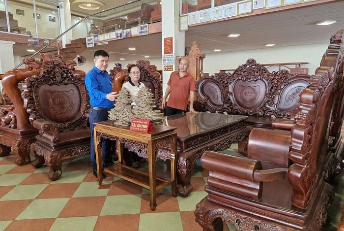 Trước thềm lễ hội, các doanh nghiệp, hộ kinh doanh ở làng nghề mộc cao cấp Vạn Điểm đã chuẩn bị những sản phẩm đồ gỗ mỹ nghệ tinh tuý để phục vụ tại không gian trưng bày, giới thiệu sản phẩm, góp phần quảng bá thương hiệu của làng nghề truyền thống với người dân, du khách gần xa. 