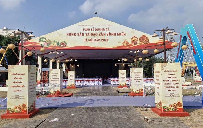 Sân khấu chính phục vụ lễ khai mạc và các hoạt động tại Tuần lễ quảng bá nông sản - đặc sản vùng miền Hà Nội đã được hoàn thành với quy mô hoành tráng, tạo dấu ấn nổi bật, ấn tượng trong không gian của lễ hội. 