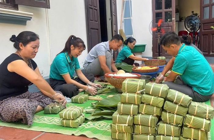 "Đơn vị đã chuẩn bị sản phẩm bánh chưng của làng nghề Đinh Xá đảm bảo chất lượng, an toàn thực phẩm để giới thiệu, trưng bày tại lễ hội. Đồng thời tích cực tuyên truyền, vận động người dân tham gia các hoạt động của lễ hội, tạo không khí vui tươi, phấn khởi, thắt chặt tình đoàn kết trong cộng đồng", Bí thư Chi bộ, Trưởng thôn Phú Cường Hoàng Hải Anh cho biết.