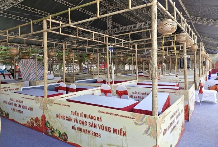 Không gian trưng bày các gian hàng phục Lễ hội vinh danh làng nghề và Tuần lễ quảng bá nông sản - đặc sản vùng miền Hà Nội năm 2026 cơ bản đã chuẩn bị xong. Theo đó, ngày 23-10, các nông sản - đặc sản vùng miền Hà Nội sẽ quy tụ về đây để giới thiệu, quảng bá, tạo không gian tham quan, trải nghiệm sinh động, hấp dẫn và phục vụ nhu mua sắm của người dân, du khách.