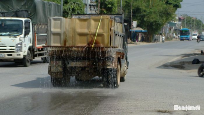 Đơn vị thi công thực hiện rửa đường hạn chế khói bụi. Ảnh: Lại Tấn