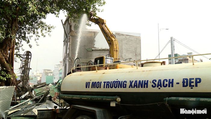 Phường Ô Chợ Dừa sử dụng xe phun nước, hạn chế bụi trong quá trình giải phóng mặt bằng. Ảnh: Lại Tấn