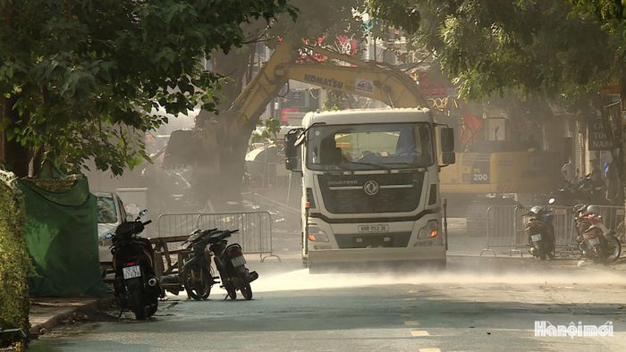 Xe rửa đường trong quá trình thi công giải phóng mặt bằng đường Vành đai 1. Ảnh: Lại Tấn