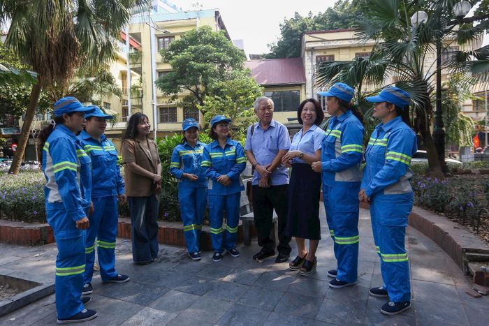 Ông Tạ Việt Anh, Chủ tịch Hội đồng quản lý Quỹ Hỗ trợ chương trình, dự án an sinh xã hội Việt Nam (AFV), Phó Trưởng ban tổ chức chương trình truyền thông; đại diện URENCO và các nữ công nhân. Ảnh: Khánh Huy
