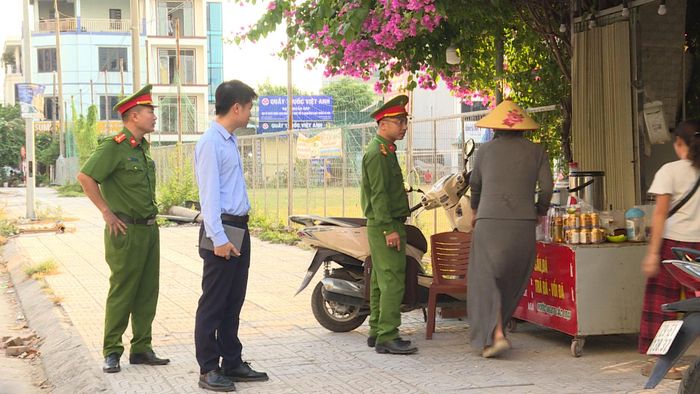 Khu vực sân bóng An Thọ có chuyển biến tích cực sau khi chính quyền địa phương kiểm tra, chấn chỉnh tình trạng lấn chiếm vỉa hè. Ảnh: NT