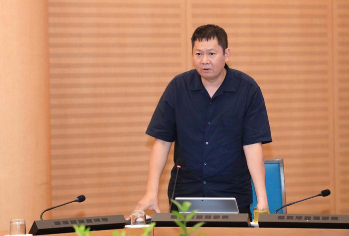 Giám đốc Trung tâm Phục vụ hành chính công thành phố Hà Nội Phan Văn Phúc báo cáo tại cuộc họp. Ảnh: TT 