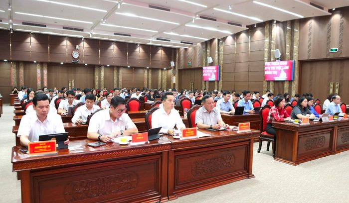 Phó Bí thư Thành ủy Hà Nội Nguyễn Văn Phong cùng các đồng chí lãnh đạo thành phố tham dự hội nghị tại điểm cầu Thành ủy Hà Nội. Ảnh: Thanh Hải