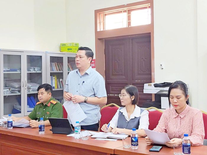 Phó Chủ tịch UBND xã Đoài Phương Bùi Hữu Nam phát biểu tại hội nghị. Ảnh: Thùy Nam