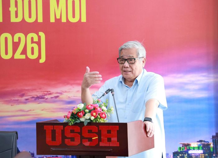 GS.TSKH.NGND Vũ Minh Giang, Chủ tịch Hội đồng Khoa học và Đào tạo (Đại học Quốc gia Hà Nội) tham luận. Ảnh: Minh Hải