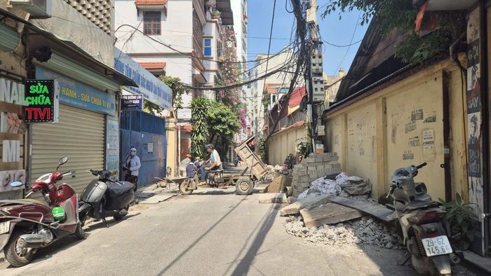 Phế thải và vật liệu ngổn ngang tại khu vực thi công. Ảnh: HL