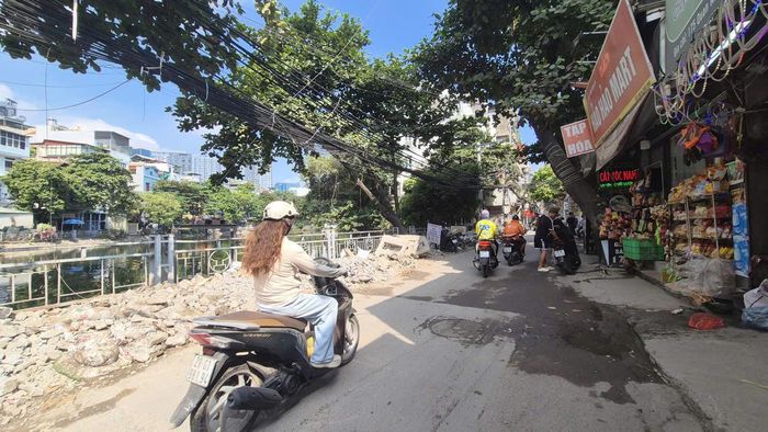 Phế thải xây dựng tập kết thành dãy dài khu vực Ao Dài phía mặt đường Quan Nhân, phường Thanh Xuân. Ảnh: HL