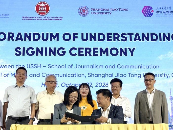Viện Đào tạo Báo chí và Truyền thông, Trường Đại học Khoa học Xã hội và Nhân văn, ký kết biên bản ghi nhớ hợp tác với Viện Truyền thông và Phương tiện truyền thông, Đại học Giao thông Thượng Hải. Ảnh: Kiều Thoan Thu