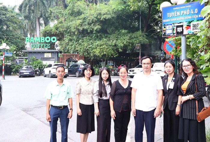 Tuyến phố 4.0 trên địa bàn phường Thanh Xuân, thúc đẩy thanh toán không dùng tiền mặt trong hoạt động kinh doanh. Ảnh: Tùng Lâm