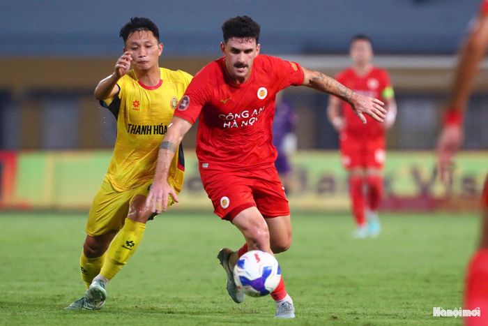 Bước sang hiệp hai, CAHN tiếp tục duy trì sức ép. Phút thứ 54, Leo Artur thực hiện đường chuyền thuận lợi để Perea đánh đầu đưa bóng vào lưới Thanh Hóa. Tuy nhiên, sau khi kiểm tra VAR, trọng tài không công nhận bàn thắng do Văn Đô đã việt vị ở tình huống trước đó.