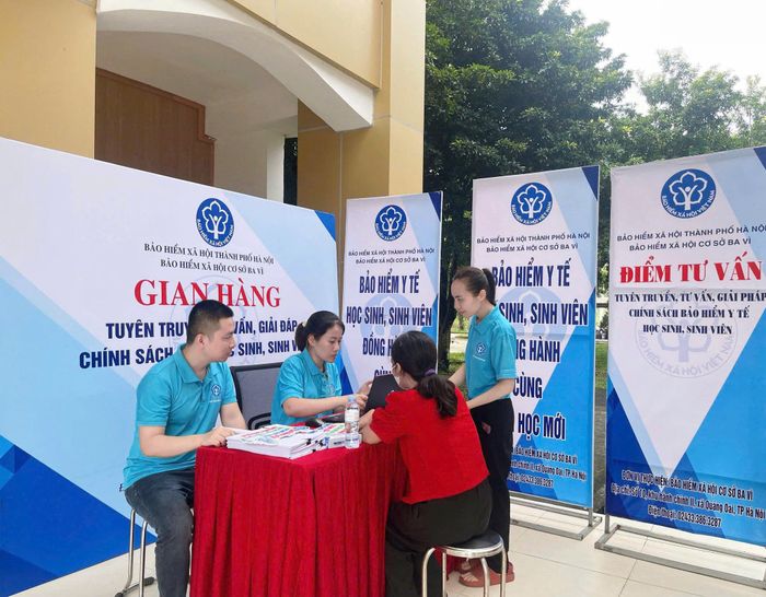 BHXH cơ sở Ba Vì tổ chức gian hàng tuyên truyền, giải đáp chính sách BHYT cho HSSV và phụ huynh. Ảnh: PV