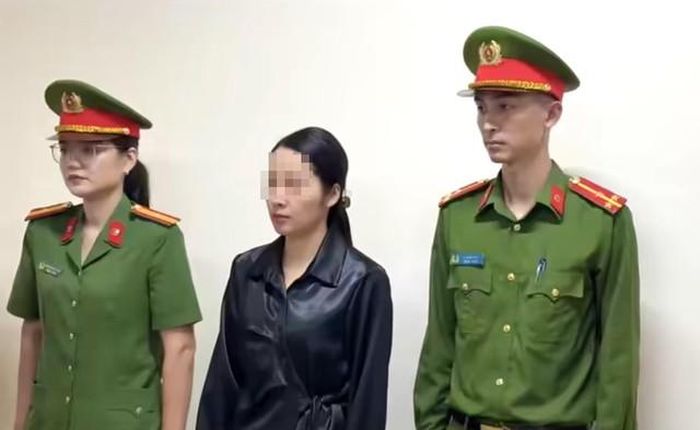 Dù cán bộ CSGT và Cảnh sát cơ động liên tục ra tín hiệu dừng phương tiện, tài xế vẫn tăng ga tháo chạy khỏi hiện trường. Ảnh: Q.T