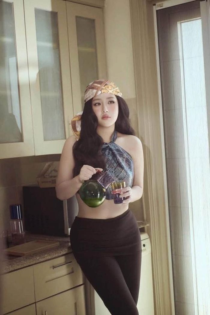 Trong những hình ảnh được chia sẻ trên mạng xã hội, Mai Phương Thúy thường lựa chọn trang phục tôn dáng, từ những thiết kế ôm sát đến váy áo thanh lịch. 
