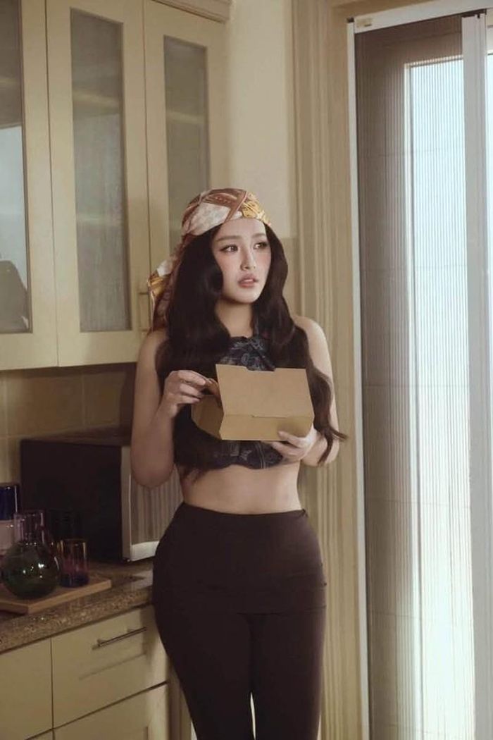 Người đẹp không ngại thử nghiệm phong cách gợi cảm, khoe lợi thế hình thể nhưng vẫn có những khoảnh khắc xuất hiện giản dị, gần gũi.