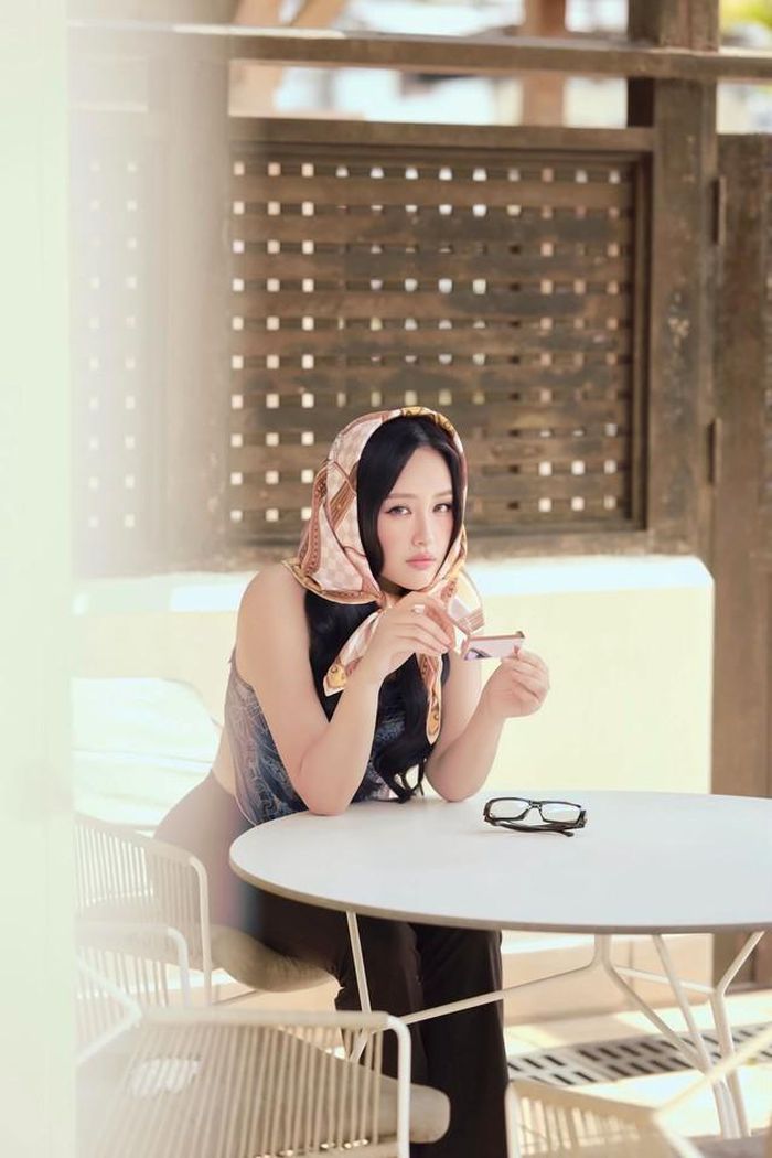 Cô không nhất thiết phải xuất hiện với những bộ cánh cầu kỳ hay hình ảnh lộng lẫy để gây chú ý. Đôi khi, chính sự thoải mái trong cách ăn mặc và thần thái tự tin lại tạo nên sức hút riêng.