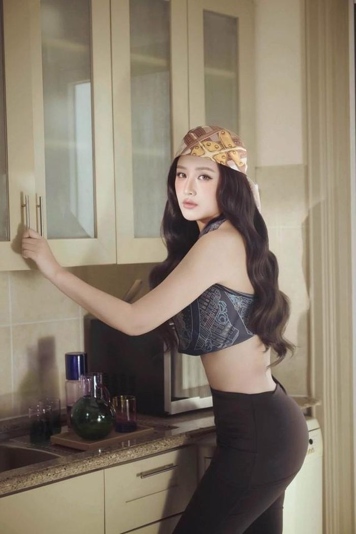 Nếu ở thời điểm đăng quang Hoa hậu Việt Nam cách đây 20 năm nhan sắc của Mai Phương Thúy có phần trong trẻo, non nớt thì ở hiện tại, cô lại tỏa sáng với vẻ ngoài trưởng thành, gợi cảm