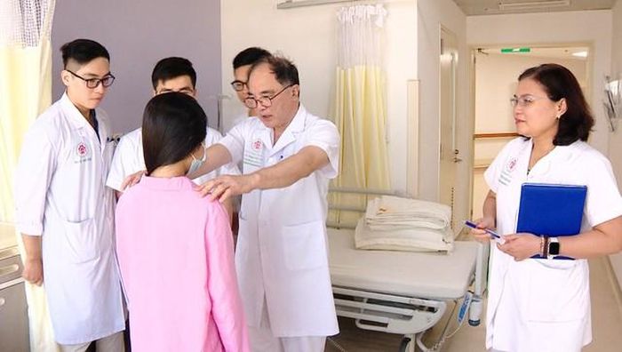 Các bác sĩ thăm khám cho bệnh nhân trước khi ra viện. Ảnh: BVCC. 
