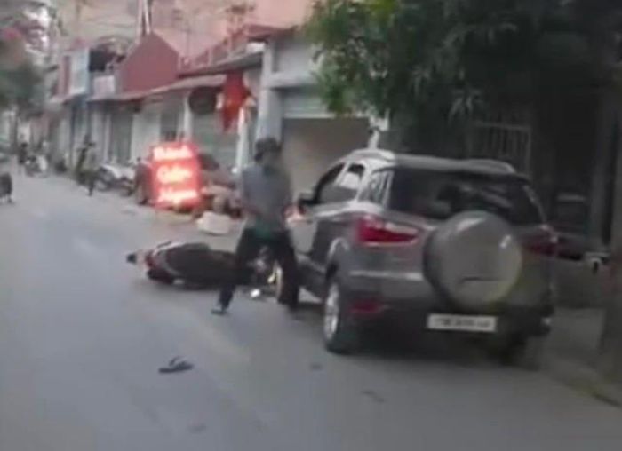 Hoan đã vung dao đâm liên tiếp nhiều nhát khiến nạn nhân tử vong ngay trong xe ô tô. Ảnh cắt từ video
