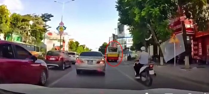 Hình ảnh chiếc xe buýt vượt đèn đỏ (ảnh cắt từ clip của Cục CSGT).