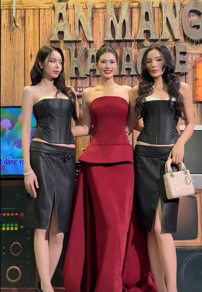 Thiết kế ghi điểm nhờ phom dáng khoe trọn vai trần, các đường gân nổi chạy dọc thân áo giúp tôn lên đường nét cơ thể và phần viền ngực chấm bi tương phản lạ mắt. 