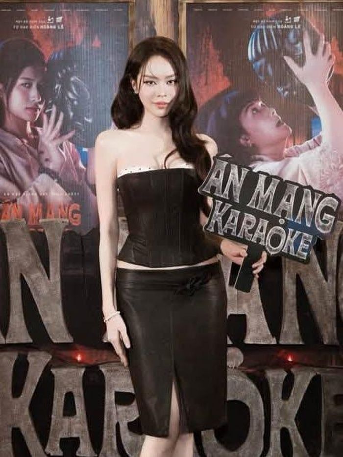 Dù diện trang phục "sao y bản chính", hai nàng Hậu có cách styling khác nhau. Thanh Thủy theo đuổi tổng thể sắc lạnh, quyến rũ tuyệt đối khi mix cùng giày cao gót mũi nhọn đen tuyền và một đôi mắt được đánh màu khói bí ẩn rất hài hoà với tinh thần của trang phục.
