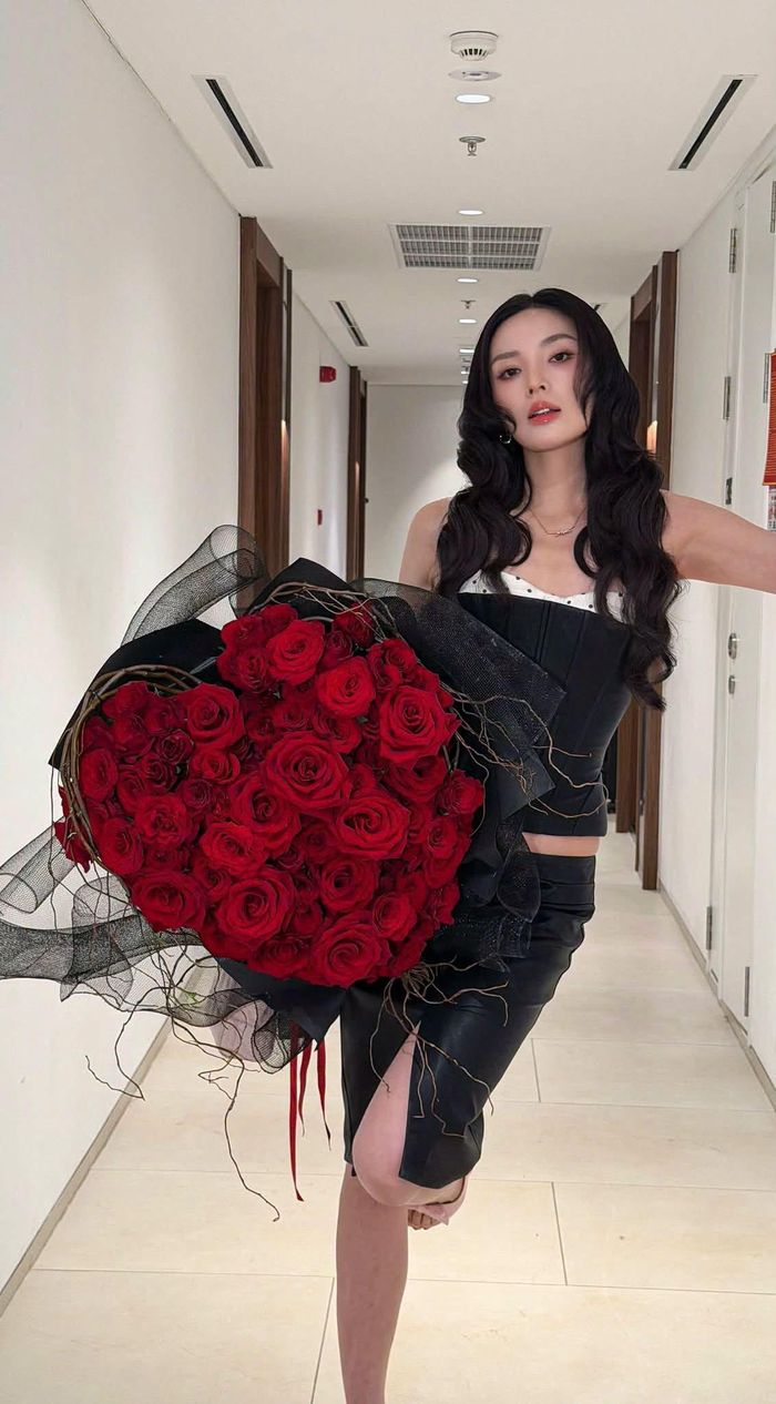 Ngược lại, Kỳ Duyên lại tinh tế "làm mềm" set đồ cá tính này bằng túi xách Lady Dior kinh điển cùng sandals cao gót đính nơ, đều là tông màu sáng nhã nhặn, tạo ra một bản phối đối lập hút mắt.