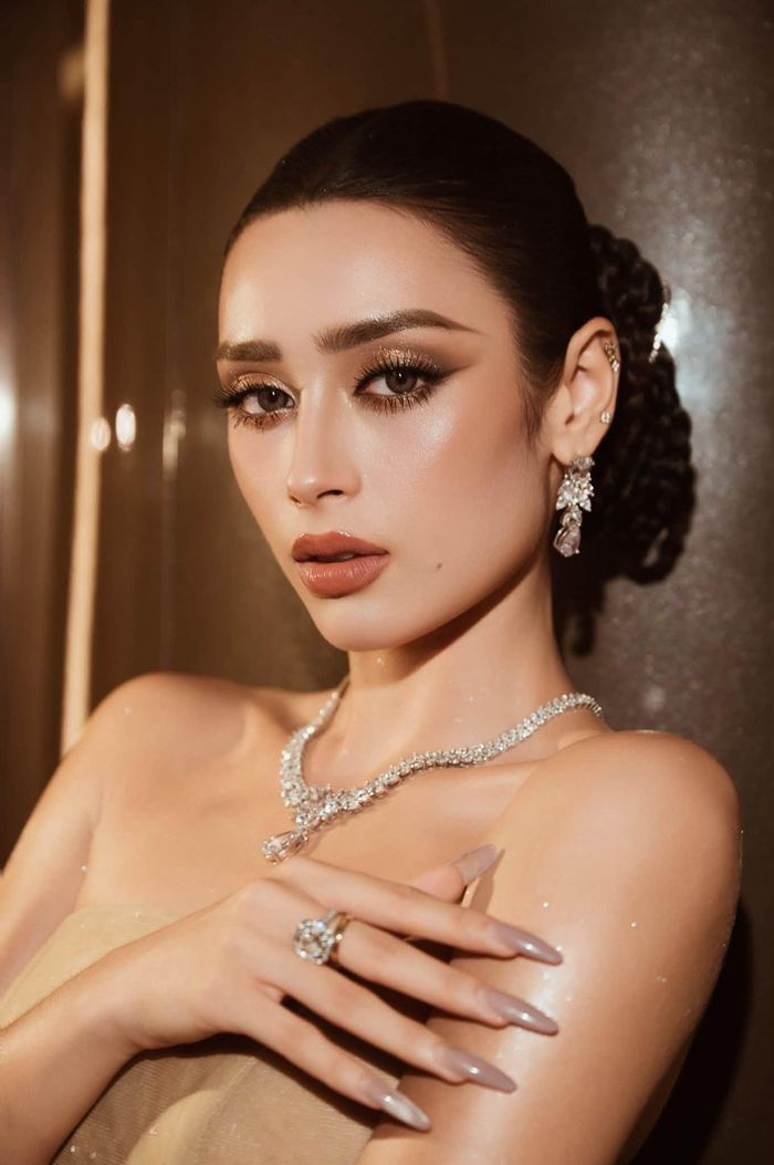 Miss Grand Vietnam 2026 Emoura Phạm có hình thể cân đối, nụ cười sáng, được fan gọi là "bông hồng lai" do mang hai dòng máu Việt - Anh.