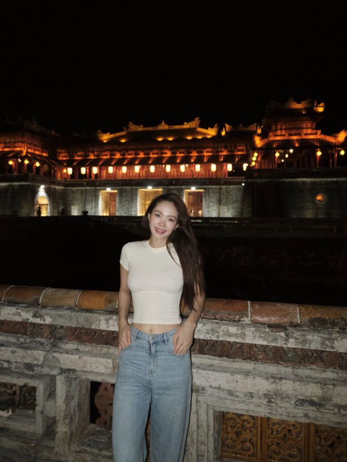 Ca sĩ Minh Hằng chia sẻ hình ảnh diện trang phục trẻ trung tôn eo thon, ngắm cảnh lung linh của kinh thành Huế về đêm.