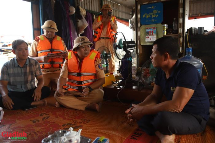 Nhiều hộ dân đã tự nguyện đặt bút ký cam kết không mua bán, tàng trữ và sử dụng công cụ kích điện, chất nổ để khai thác thủy sản.