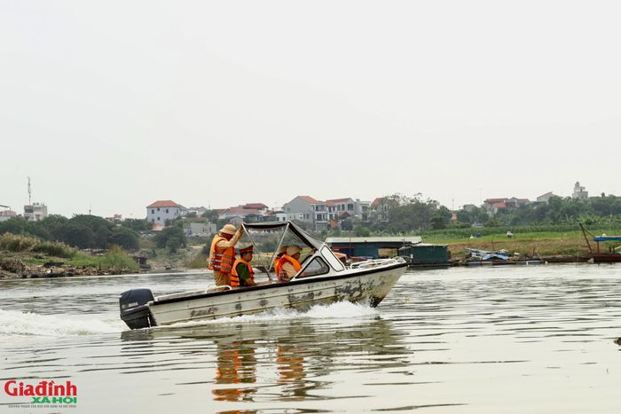 lực lượng Cảnh sát đường thủy số 1 phối hợp cùng Công an xã Ô Diên trực tiếp đi thuyền tới gặp gỡ bà con.