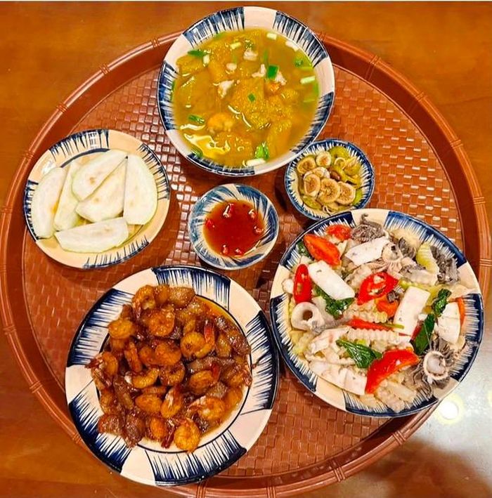 Xách bò xào, tôm rang, canh bí đỏ.