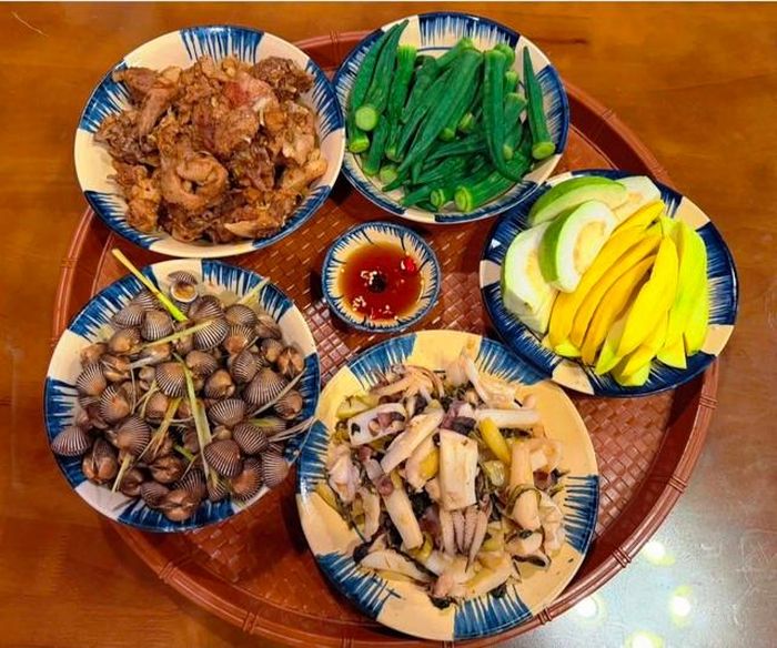 Mực xào, sò huyết hấp, thịt rang, đậu bắp luộc.
