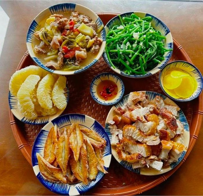Thịt lợn rán, rau bí xào, cá khô, canh dưa chuột gân bò.