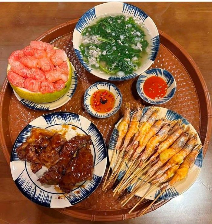 Sườn nướng chao, tôm nướng, canh cải thịt bằm.