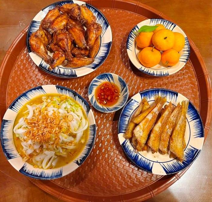Gà chiên mắm, cá khô rán, canh bắp cải.