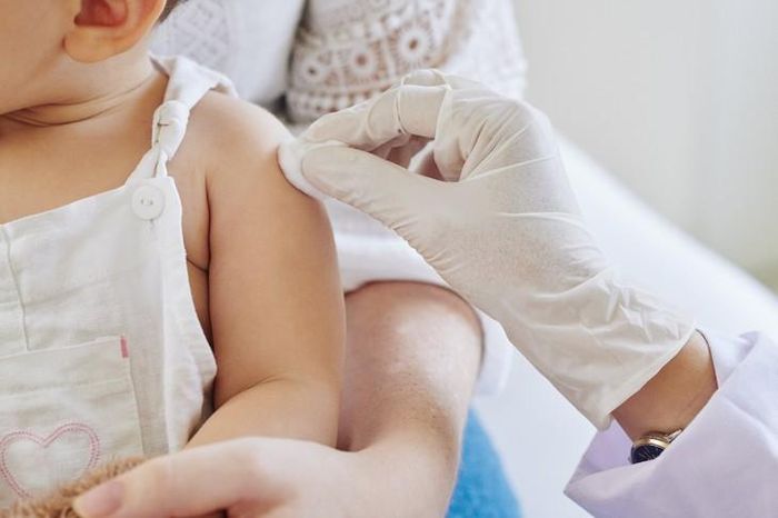 Chủ động tiêm phòng vắc xin để bảo vệ cho trẻ trước nguy cơ nhiễm bệnh thủy đậu.