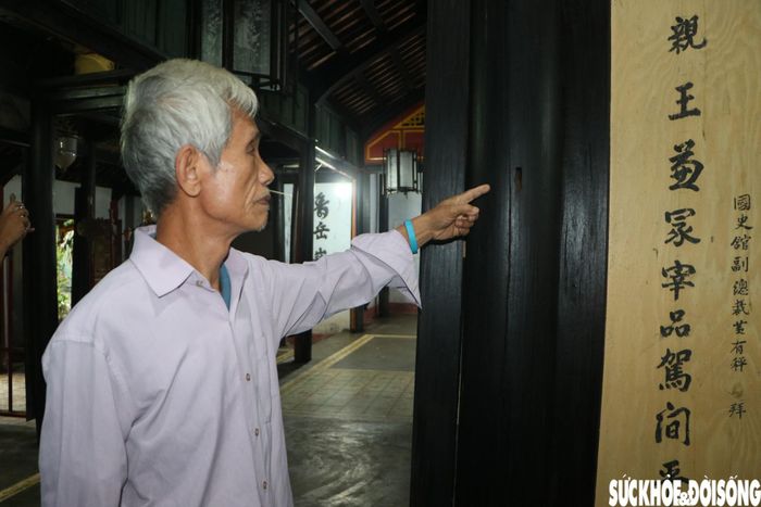 Ông Nguyễn Phúc Vĩnh Phú (hậu duệ của Tuy Lý Vương) cho biết, nhiều hạng mục tại phủ thờ hư hại do tác động của thời tiết và thời gian. Hiện nay, đại diện hậu duệ của Tuy Lý Vương thông báo tình trạng xuống cấp đến chính quyền địa phương và cơ quan chức năng. Do công trình là di tích nên việc sửa chữa, tu bổ cần được cơ quan có thẩm quyền cho phép. Ảnh: PV.