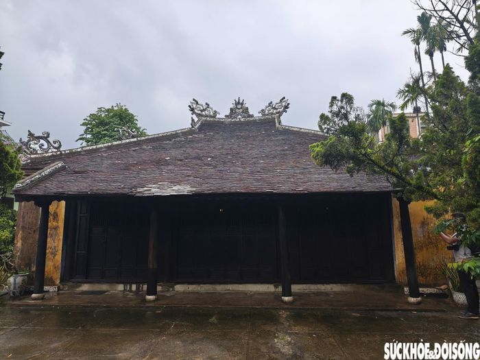 Theo ghi nhận, nhiều hạng mục tại phủ thờ xuống cấp, trên mái, nhiều viên ngói xô lệch. Ảnh: PV.