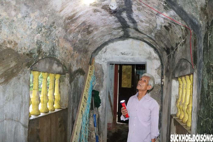 Một số vị trí tường xuất hiện vết nứt, tình trạng ẩm mốc cũng được ghi nhận. Ảnh: PV.